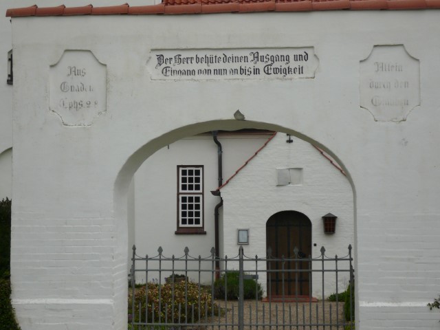Verblichener Schriftzug an der Kirche in Quern-Neukirchen